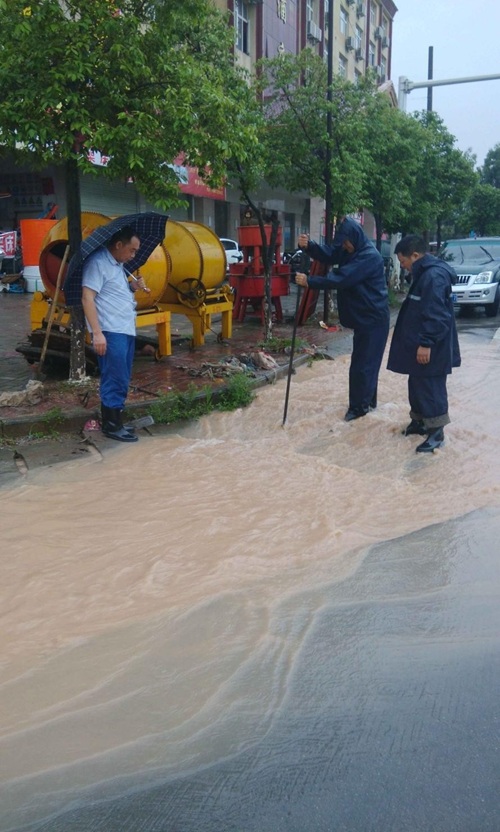 兴国县工业园所：暴雨期间疏通排水设施 保障市民生命财产安全 1